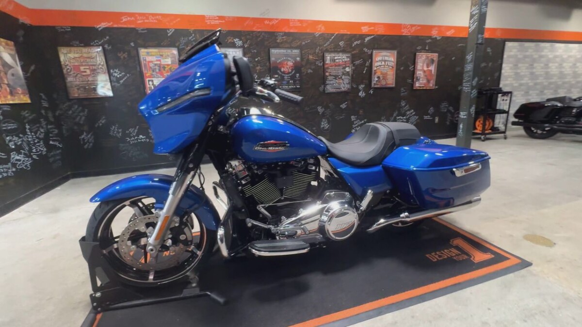 FLHX 2025 Street Glide - Photo 9