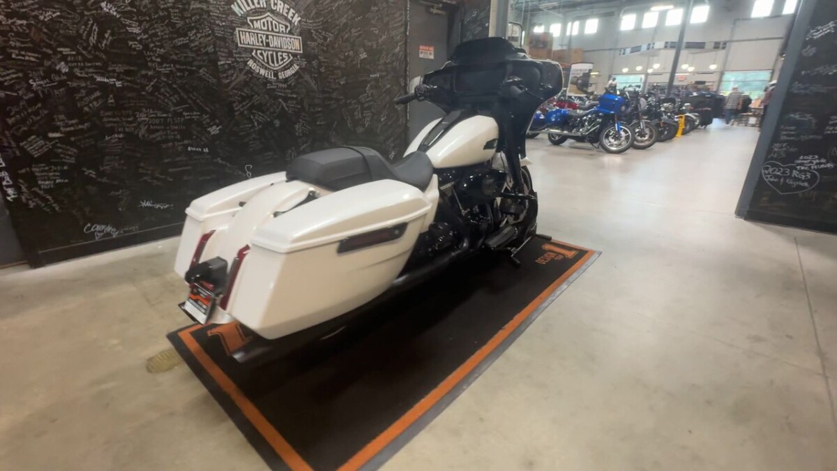 FLHX 2025 Street Glide - Photo 4