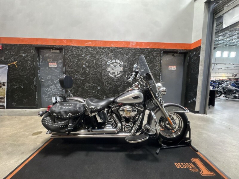 2014 Harley-Davidson<sup>®</sup> Heritage Softail<sup>®</sup> Classic CHAR PRL/B SLVR W/ PINSTRIP