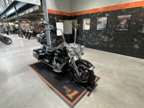 2016 Harley-Davidson<sup>®</sup> Road King<sup>®</sup> BLACK W/PINSTRIPE thumb 0