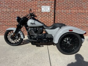 2024 Harley-Davidson<sup>®</sup> Freewheeler<sup>®</sup> BILLIARD GRAY W/ PINSTRIPE thumb 0