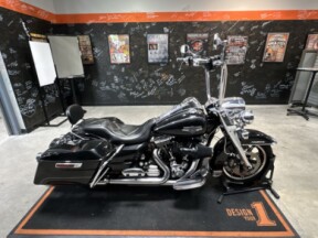 2016 Harley-Davidson<sup>®</sup> Road King<sup>®</sup> BLACK W/PINSTRIPE thumb 1