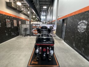 2022 Harley-Davidson<sup>®</sup> Ultra Limited BLACK thumb 3