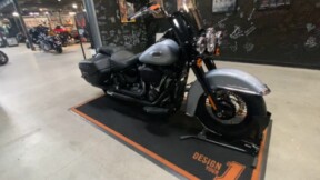 2024 Harley-Davidson<sup>®</sup> Heritage Classic ATLAS SLV MTLIC W/ PINSTRIP thumb 3