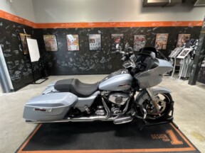 2025 Harley-Davidson<sup>®</sup> Road Glide® ATLAS SLV MTLIC thumb 1