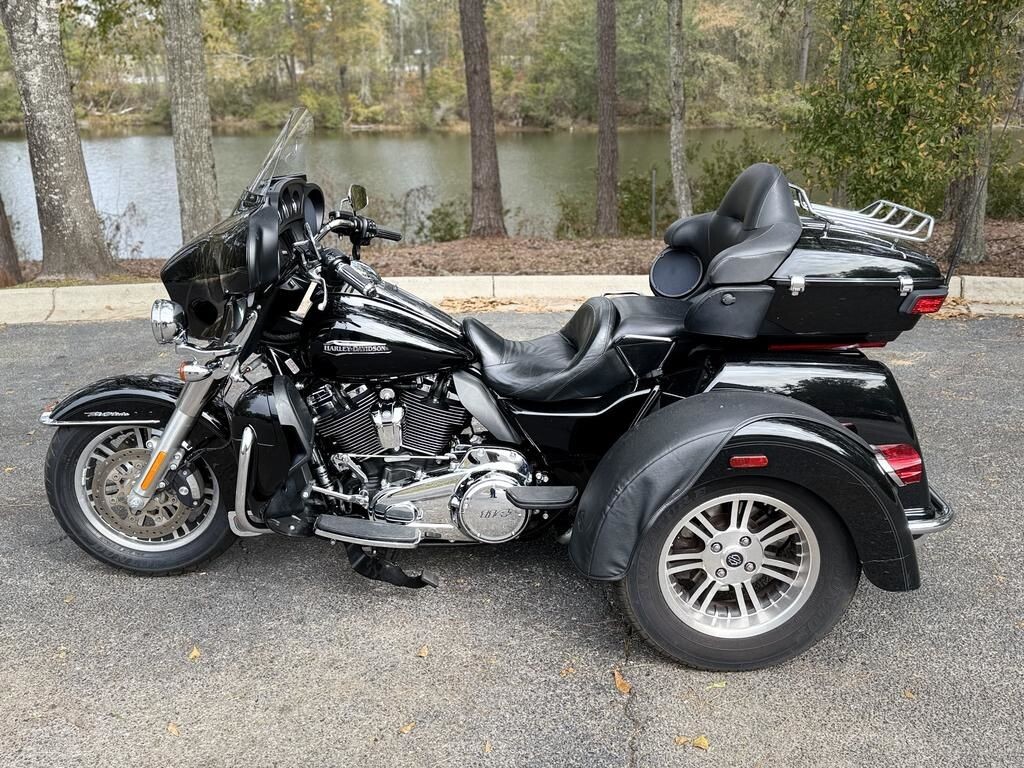 FLHTCUTG 2019 Tri Glide Ultra - Photo 9