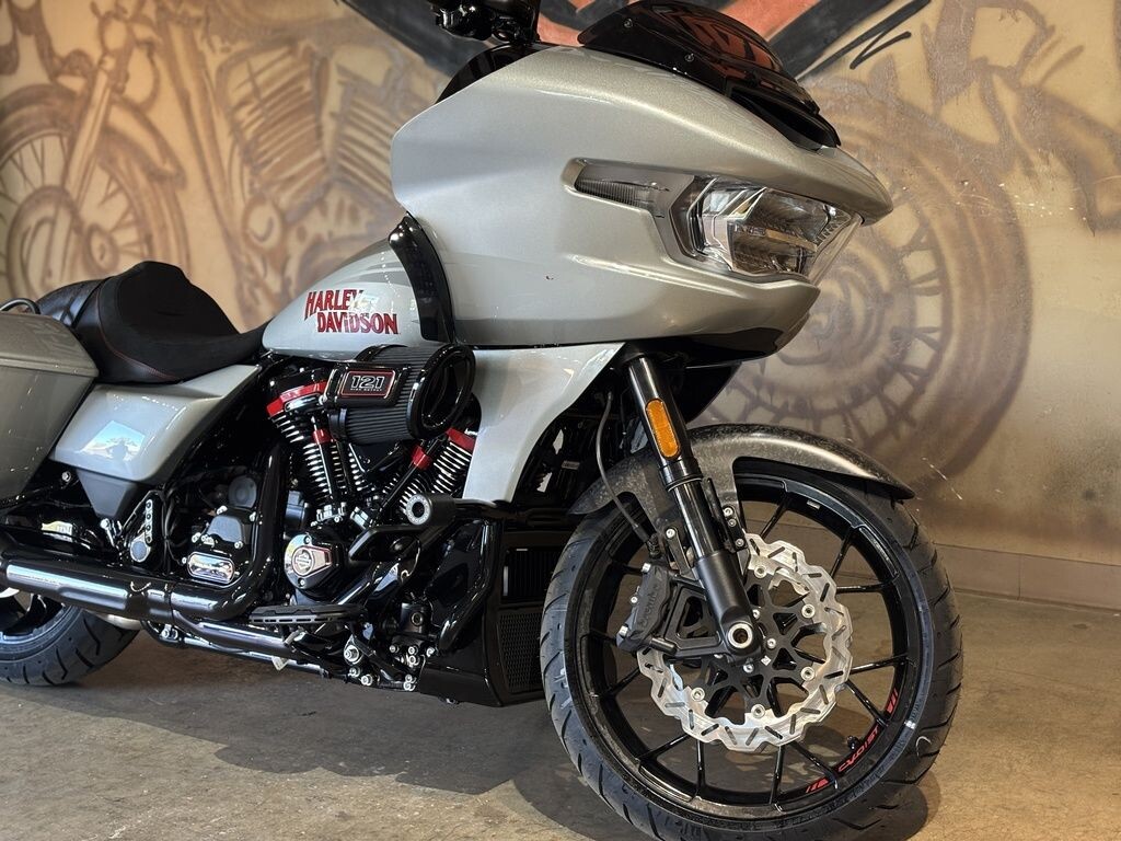 FLTRXSTSE 2025 CVO Road Glide ST - Photo 3