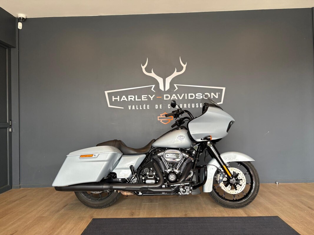 FLTRXS 2024 Road Glide<sup>®</sup> Special