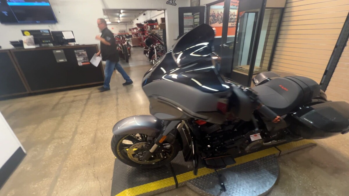 2025 Harley-Davidson CVO Street Glide FLHXSE - Photo 8