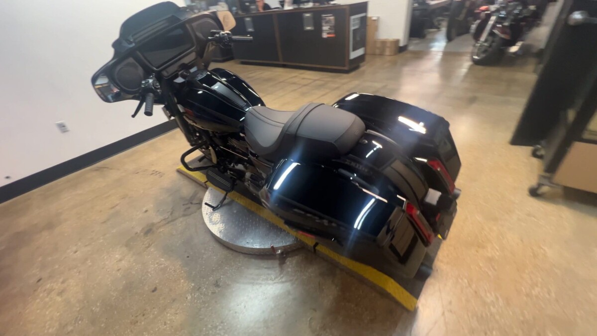 2025 Harley-Davidson Street Glide FLHX - Photo 2