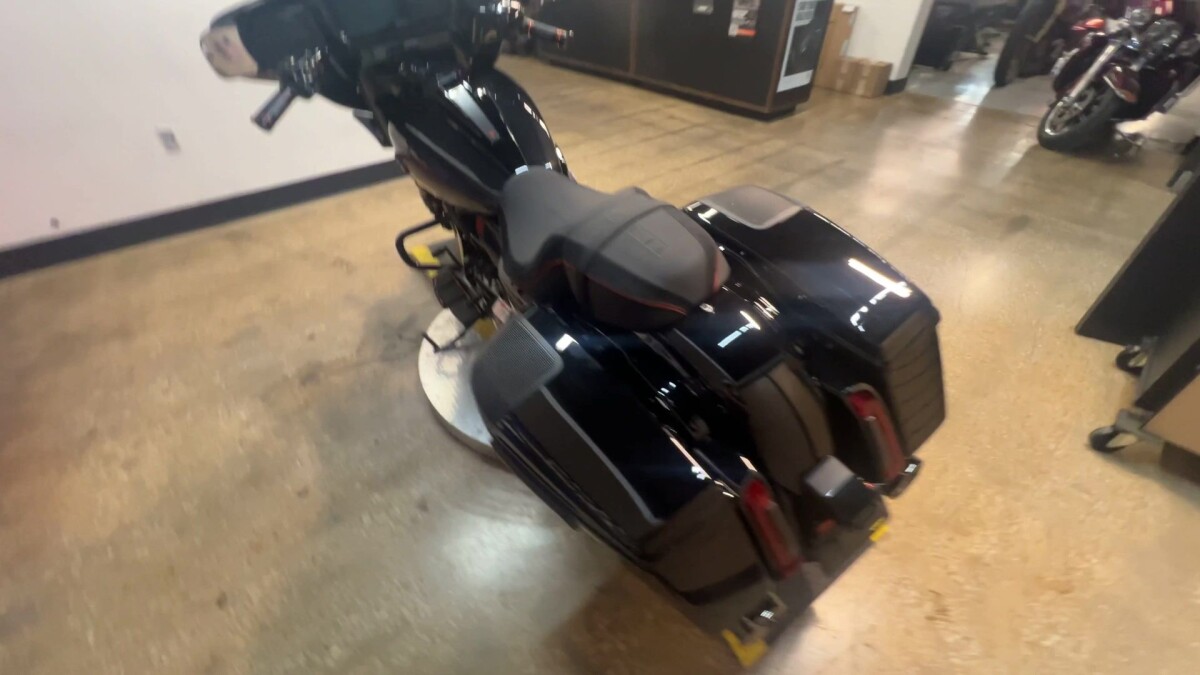2025 Harley-Davidson CVO Street Glide FLHXSE - Photo 2