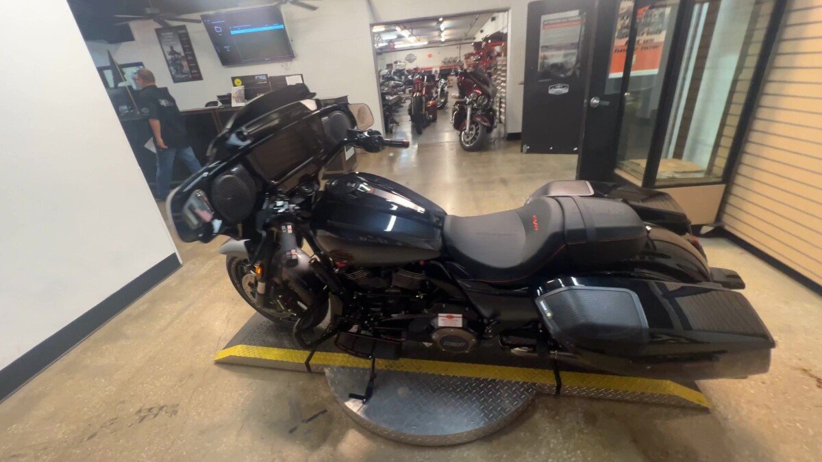 2025 Harley-Davidson CVO Street Glide FLHXSE - Photo 9