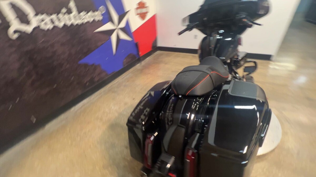 2025 Harley-Davidson CVO Street Glide FLHXSE - Photo 3