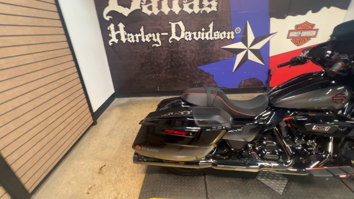 2025 Harley-Davidson CVO Street Glide FLHXSE - Photo 4
