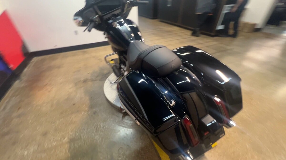 2025 Harley-Davidson Street Glide FLHX - Photo 2