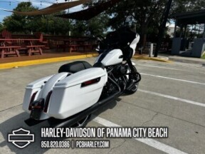 2025 Harley-Davidson® Road Glide™ thumb 3