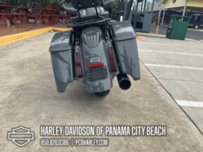 2018 Harley-Davidson® CVO™ Road Glide® thumb 2