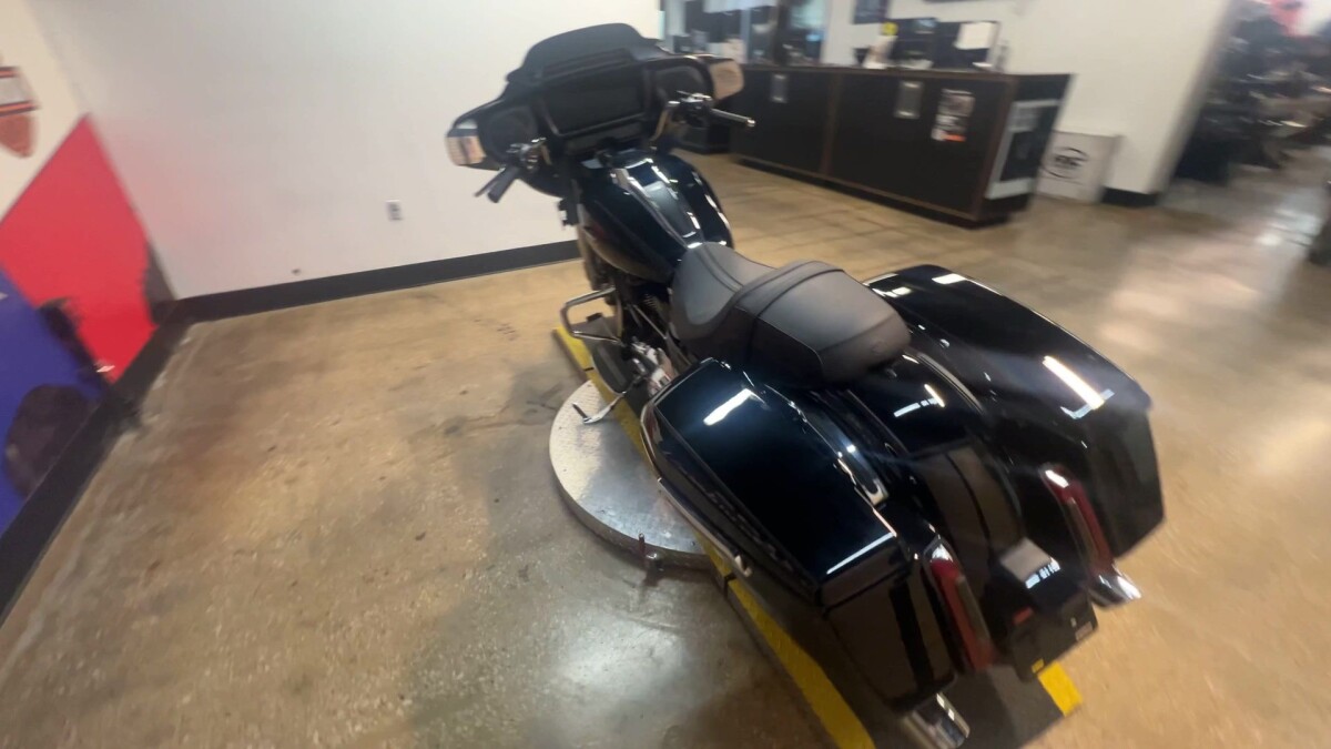2025 Harley-Davidson Street Glide FLHX - Photo 2