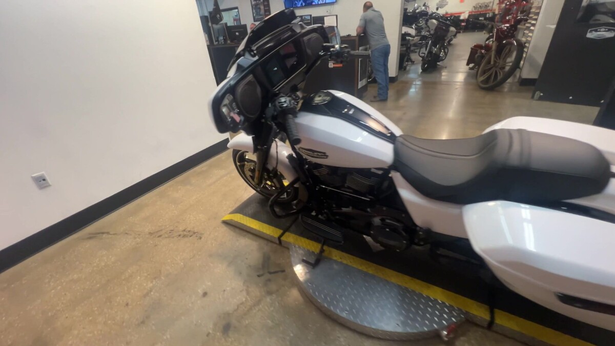 2025 Harley-Davidson Street Glide FLHX - Photo 9
