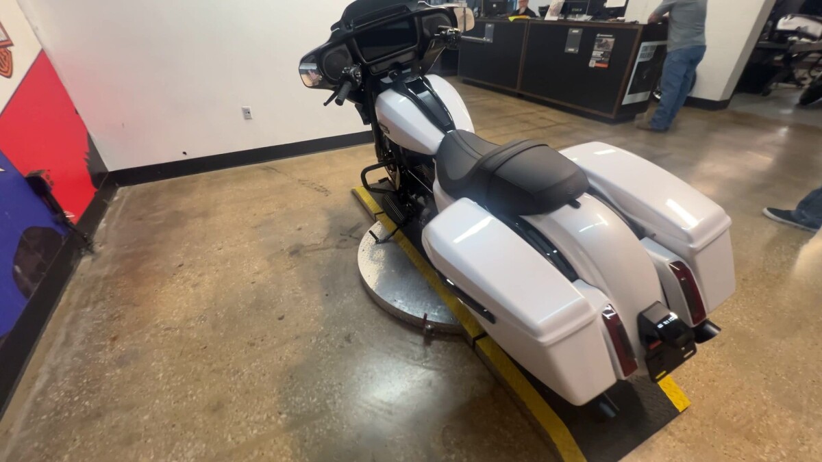 2025 Harley-Davidson Street Glide FLHX - Photo 2
