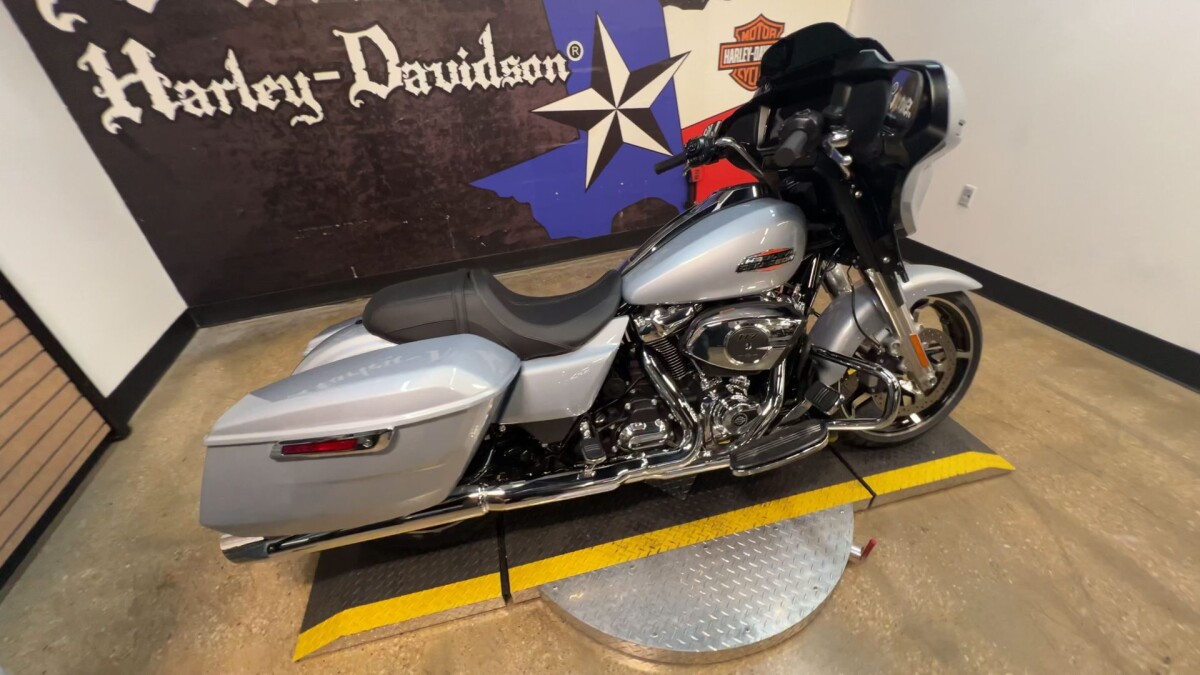 2025 Harley-Davidson Street Glide FLHX - Photo 4
