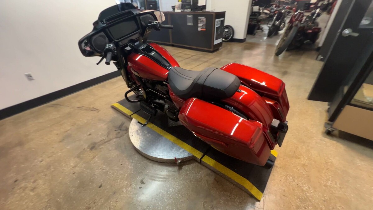 2025 Harley-Davidson Street Glide FLHX - Photo 2