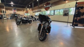 2018 Harley-Davidson® Ultra Limited Vivid Black thumb 1