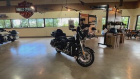2018 Harley-Davidson® Ultra Limited Vivid Black thumb 2