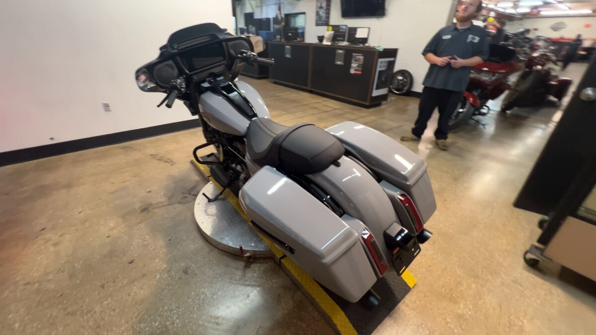 2025 Harley-Davidson Street Glide FLHX - Photo 2