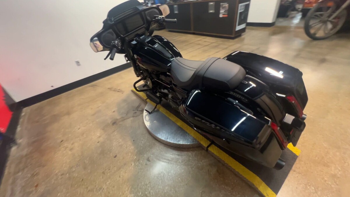 2025 Harley-Davidson Street Glide FLHX - Photo 2