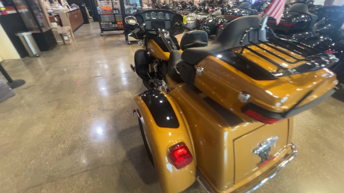 2023 Harley-Davidson Tri Glide Ultra FLHTCUTG - Photo 2