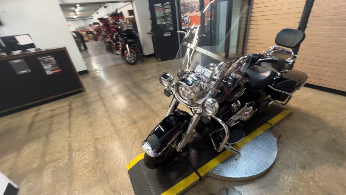 2017 Harley-Davidson Road King FLHR - Photo 8