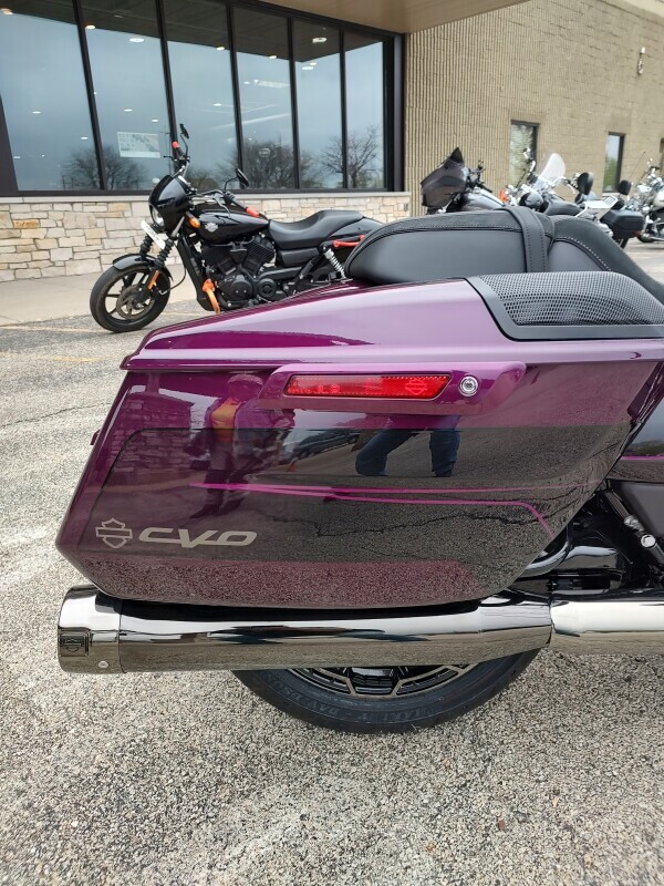 Harley-Davidson CVO Road Glide 2025 FLTRXSE POISON BERY FADE - Photo 9