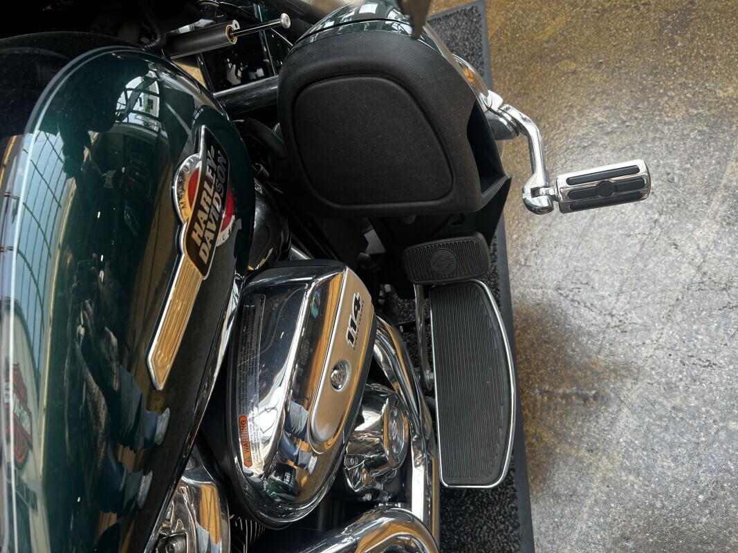 Harley-Davidson Tri Glide Ultra 2024 FLHTCUTG GREEN/BLACK - Photo 4