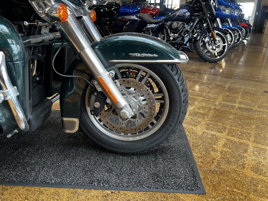 Harley-Davidson Tri Glide Ultra 2024 FLHTCUTG GREEN/BLACK - Photo 2