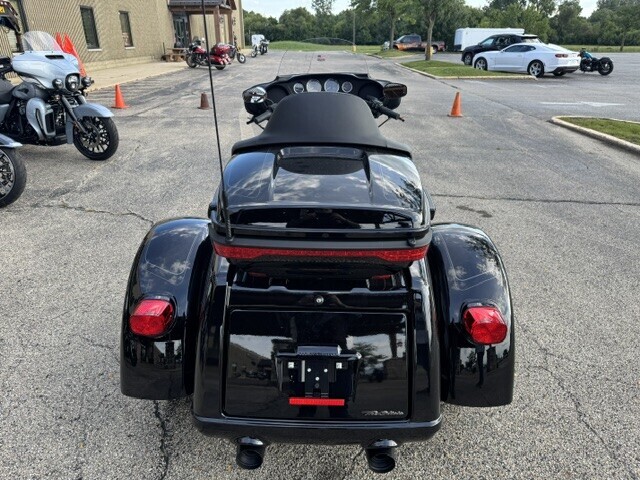 Harley-Davidson Tri Glide Ultra 2025 FLHTCUTG VIVID BLACK - Photo 3