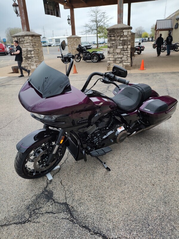 Harley-Davidson CVO Road Glide 2025 FLTRXSE POISON BERY FADE - Photo 4