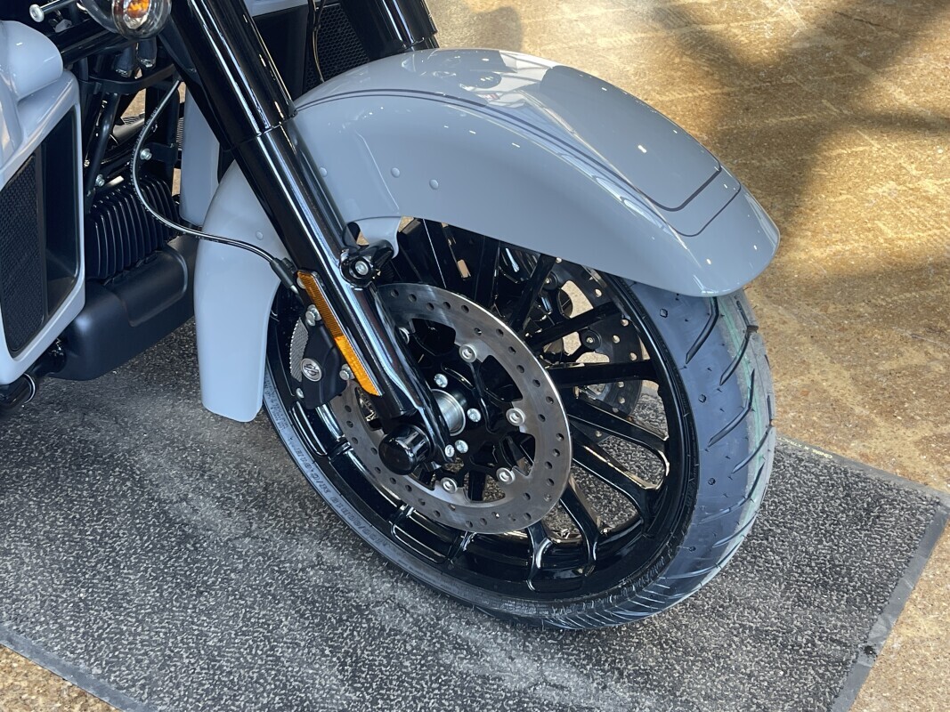 Harley-Davidson Tri Glide Ultra 2025 FLHTCUTG BILLIARD GRAY - Photo 2