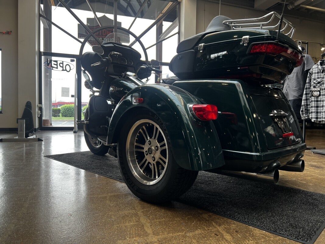 Harley-Davidson Tri Glide Ultra 2024 FLHTCUTG GREEN/BLACK - Photo 10