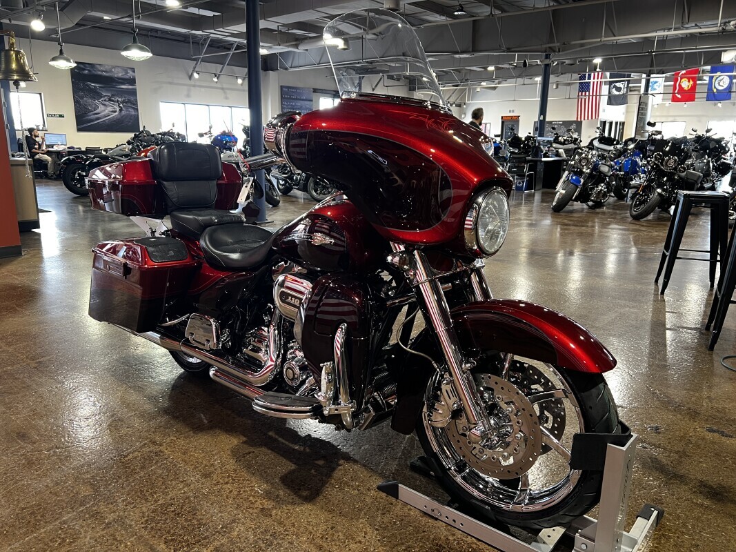 Harley-Davidson CVO Street Glide 2012 FLHXSE RED - Photo 2