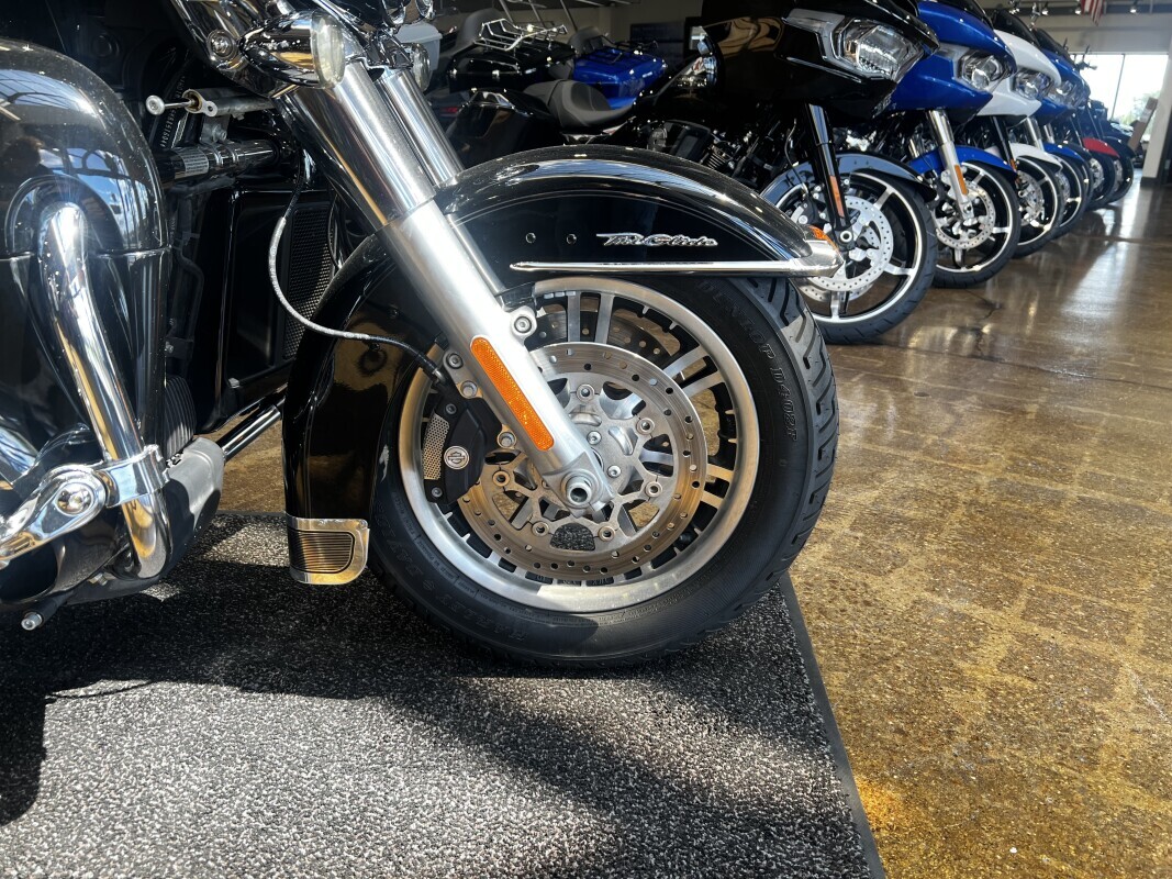 Harley-Davidson Tri Glide Ultra 2019 FLHTCUTG BLACK - Photo 2