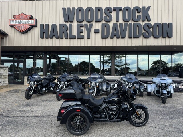 Harley-Davidson Tri Glide Ultra 2025 FLHTCUTG VIVID BLACK