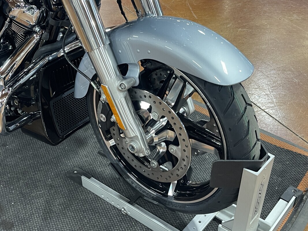Harley-Davidson Road Glide 2025 FLTRX ATLAS SILVER - Photo 2