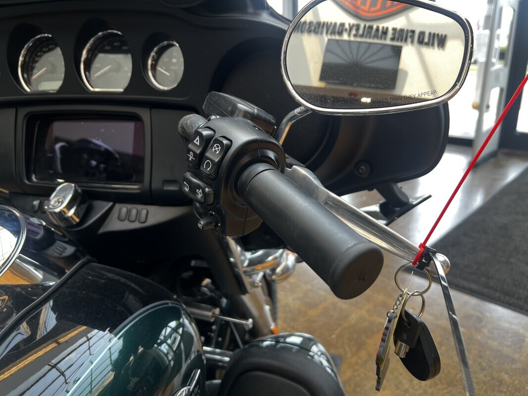 Harley-Davidson Tri Glide Ultra 2024 FLHTCUTG GREEN/BLACK - Photo 3