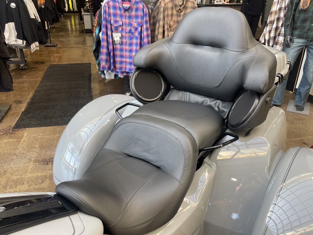 Harley-Davidson Tri Glide Ultra 2025 FLHTCUTG BILLIARD GRAY - Photo 9