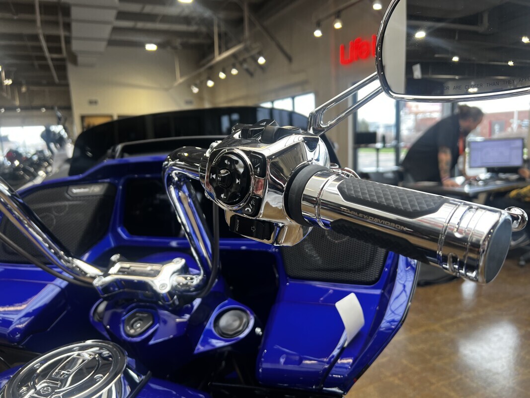 Harley-Davidson CVO Road Glide 2025 FLTRXSE BLUE STREAK - Photo 3