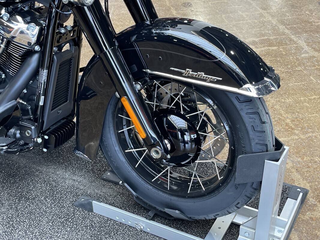Harley-Davidson Heritage Classic 2025 FLHC VIVID BLACK - Photo 2