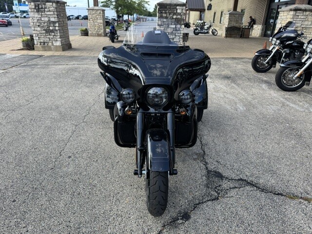 Harley-Davidson Tri Glide Ultra 2025 FLHTCUTG VIVID BLACK - Photo 5