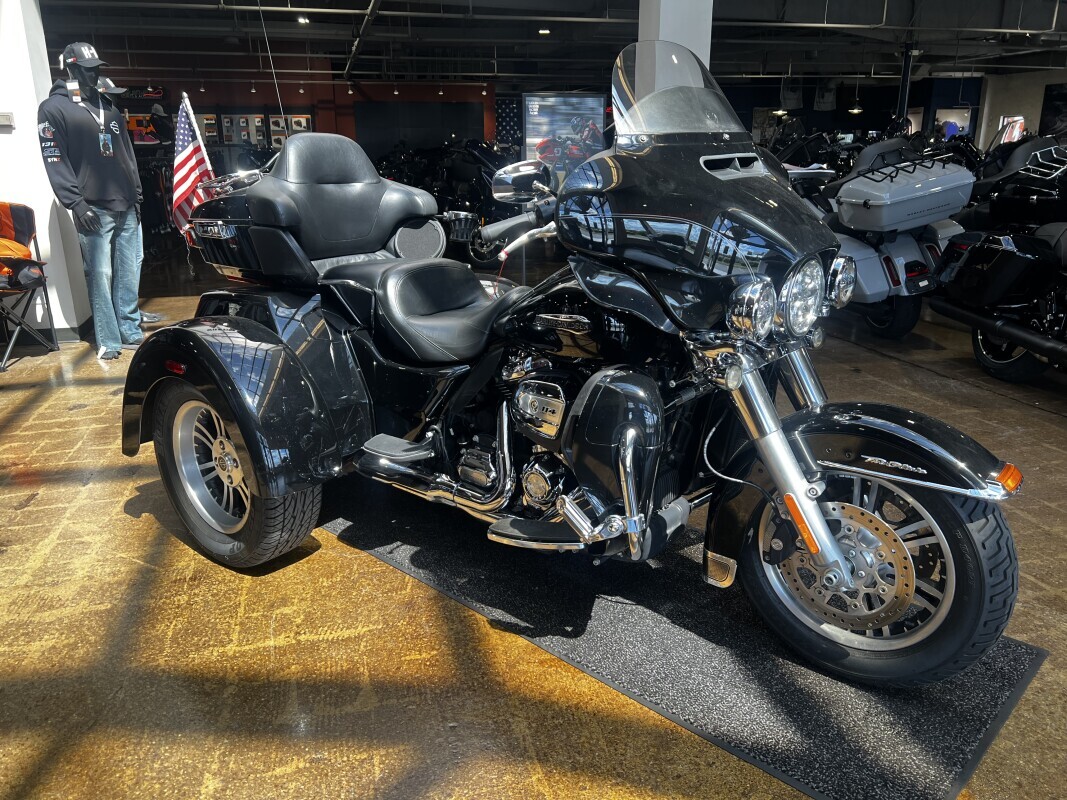 Harley-Davidson Tri Glide Ultra 2019 FLHTCUTG BLACK