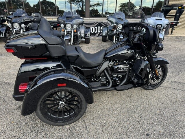 Harley-Davidson Tri Glide Ultra 2025 FLHTCUTG VIVID BLACK - Photo 2